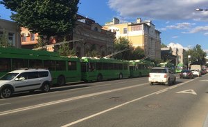 На улице Карла Маркса в Казани встали троллейбусы из-за обрыва линии