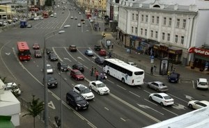 В центре Казани водитель сбил двух человек, переходивших в неположенном месте