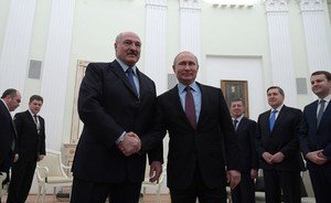 Лукашенко подарил Путину сало и четыре мешка картошки