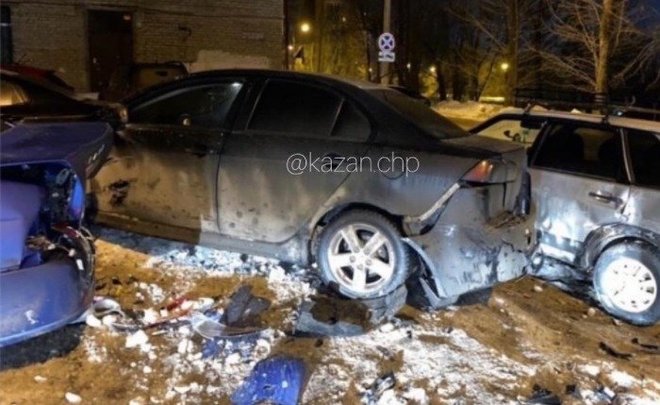 Казанского священника, разбившего несколько авто на парковке, отстранили от служения