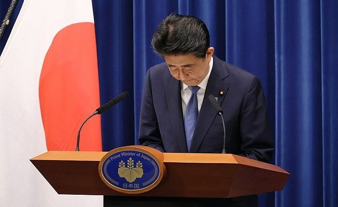 Момент нападения на бывшего премьер-министра Японии попал на видео