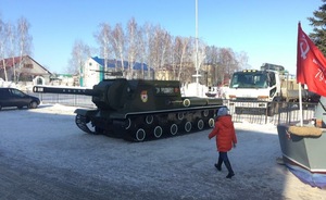 В день отчетной сессии райсовета Спасского района перед зданием местного ДК появился знаменитый советский танк