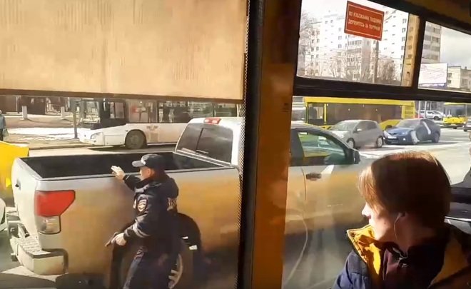 В Ижевске полиция задержала водителя пикапа, снесшего дверь машине ДПС — видео