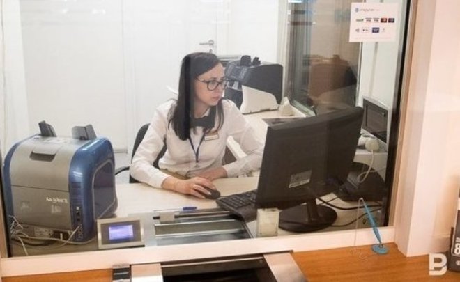 Bloomberg назвало «головной болью» укрепление рубля для банков, оставшихся в России