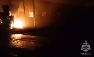 В Татарстане потушили пожар на складе упаковки — площадь горения составила 2400 «квадратов»