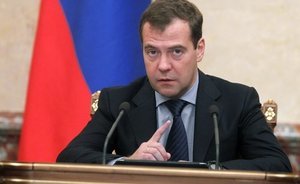 Медведев обязал Минэнерго и ФАС подписать соглашения с нефтяниками о стабилизации цен на топливо
