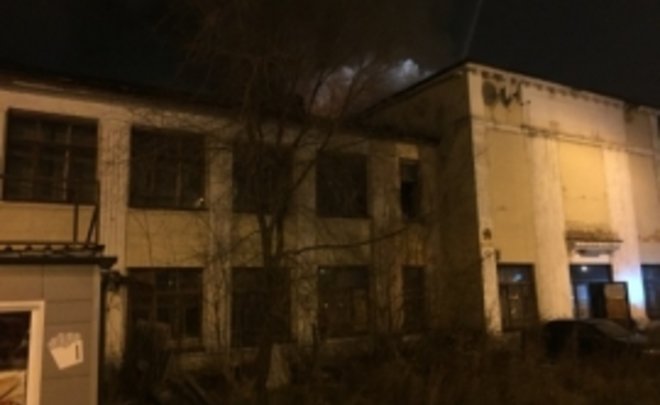 В Казани ликвидировали пожар в заброшенном здании у «Химграда»