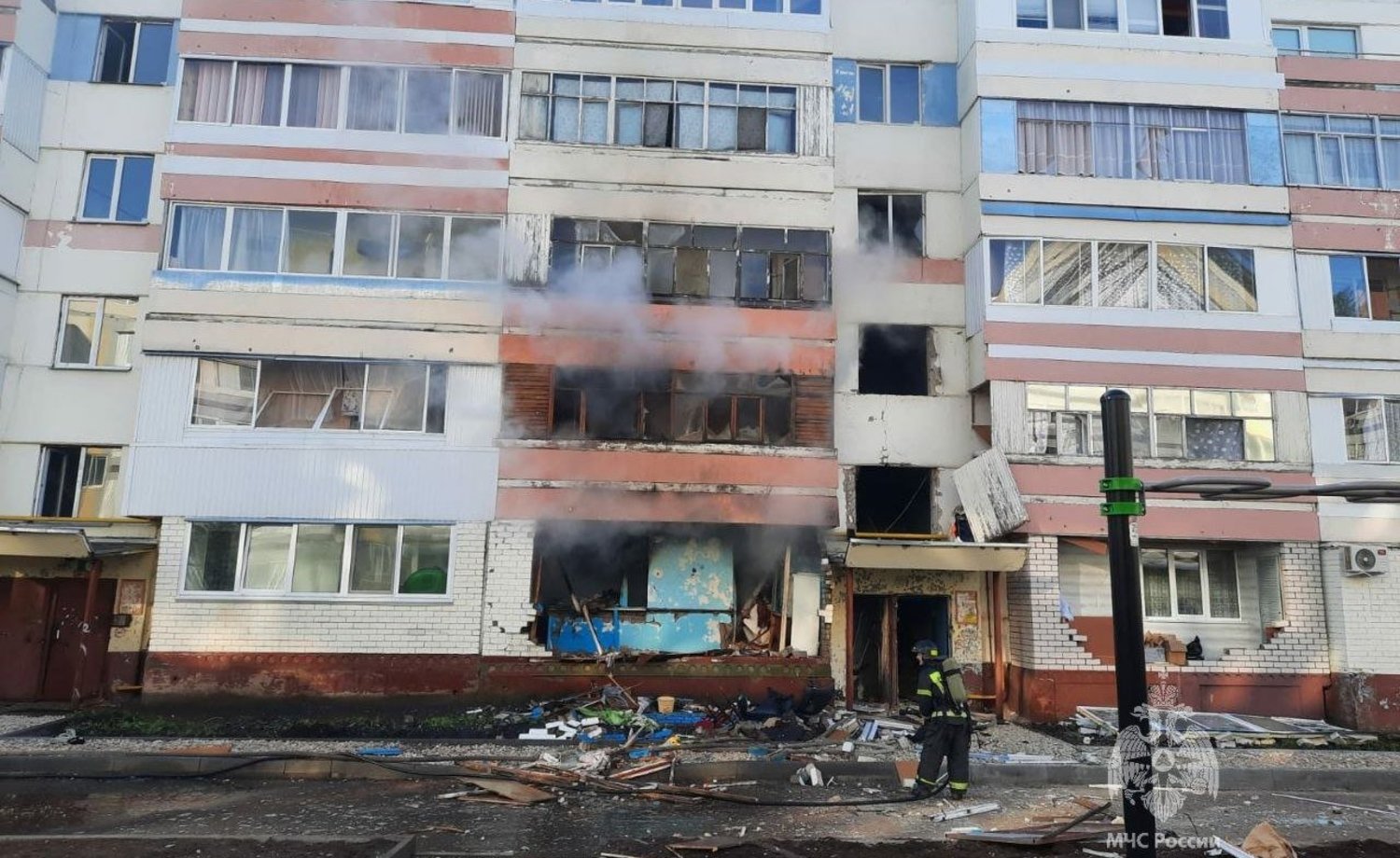 В Нижнекамске взорвался газ в многоквартирном доме - главное к этому часу —  Реальное время