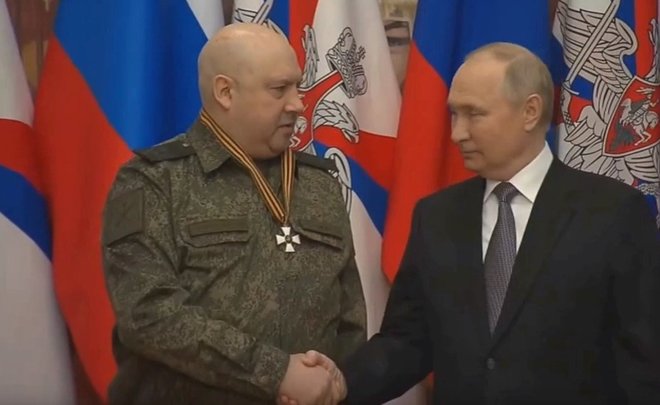 Владимир Путин вручил награду командующему СВО Сергею Суровикину