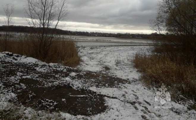 В Казани спасли застрявшего на заболоченной местности мужчину