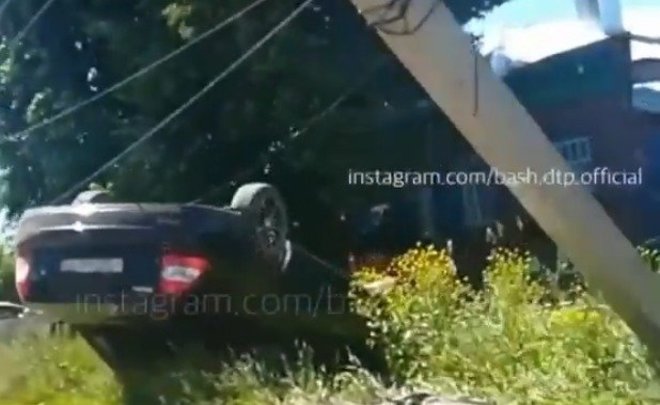 В Башкирии автомобиль протаранил столб, наклонил его и опрокинулся сам — видео