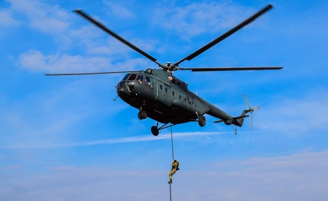 Под Казанью гвардейцы освоили прыжки с вертолета без парашютов