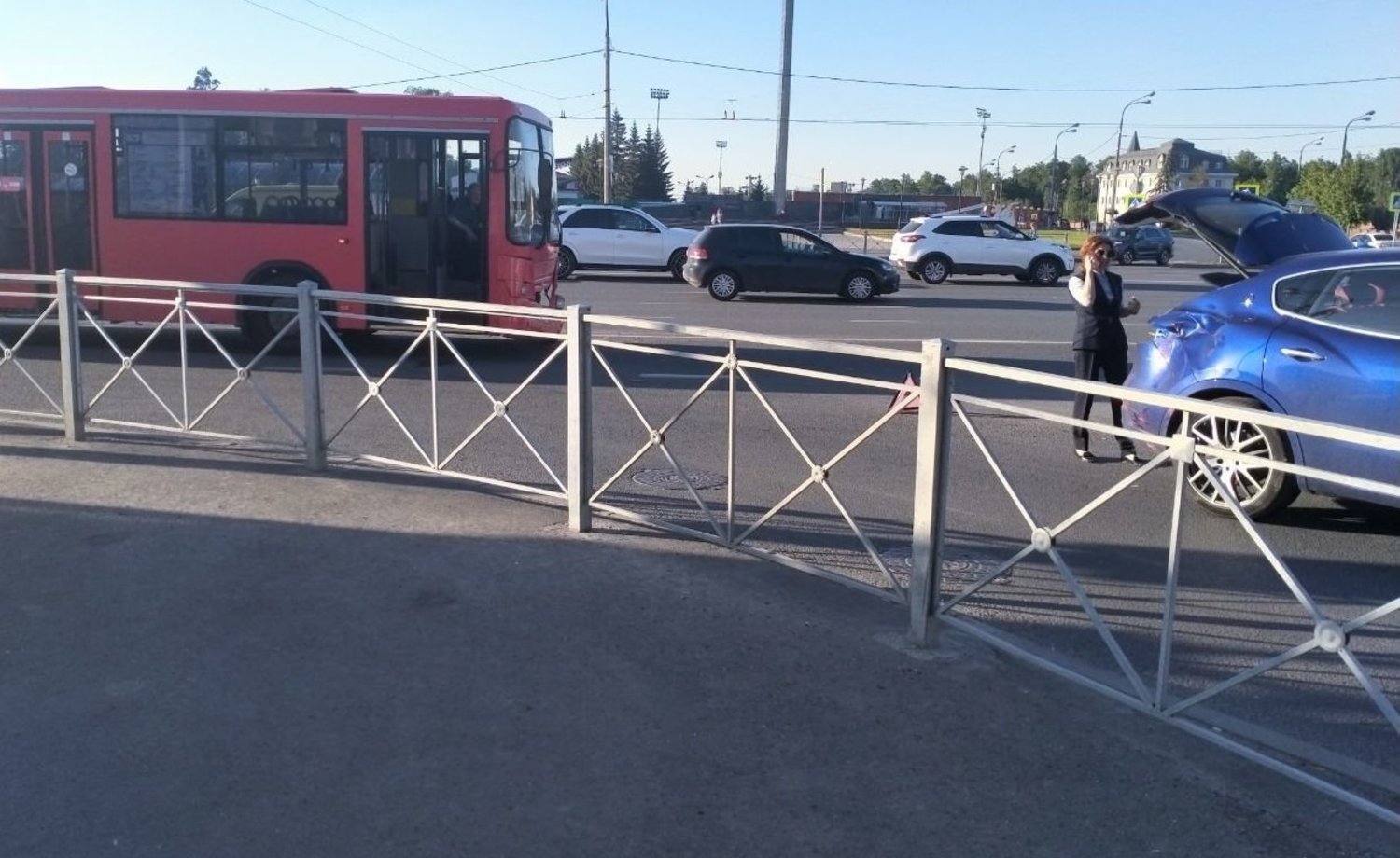 В Казани около парка Горького автобус врезался в автомобиль — Реальное время