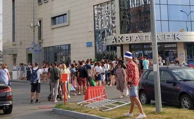 Соцсети: в Казани выстроилась очередь в аквапарк «Ривьера»