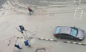 С парковки ТЦ «Сувар Плаза» эвакуировали машины прямо во время установки знака «Остановка запрещена»