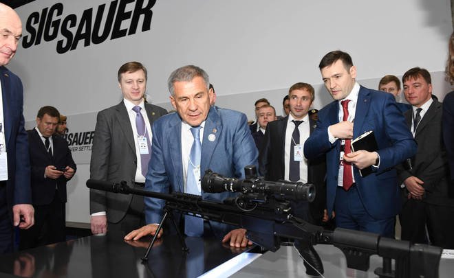 Минниханов осмотрел экспозицию оборонной выставки IDEX-2019