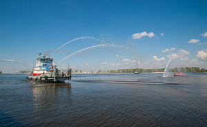 МЧС совместно с силами речного порта Казани провели учения по тушению пожара на судне