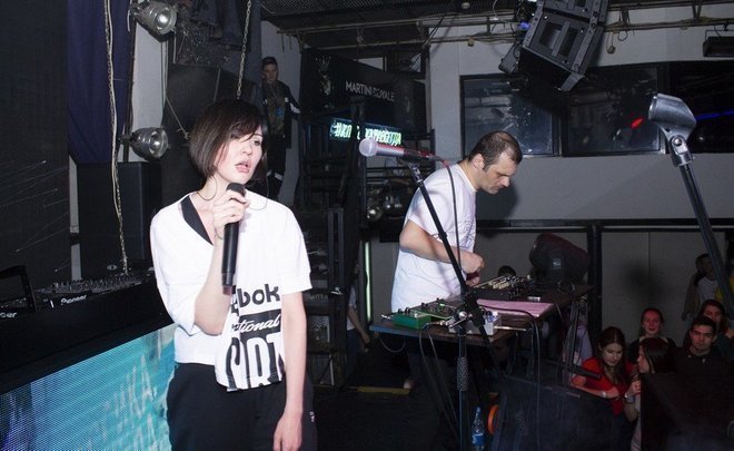 Солистка дуэта «АИГЕЛ» на татарском под электронную музыку призвала соблюдать дистанцию в магазинах