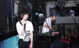 Солистка дуэта «АИГЕЛ» на татарском под электронную музыку призвала соблюдать дистанцию в магазинах