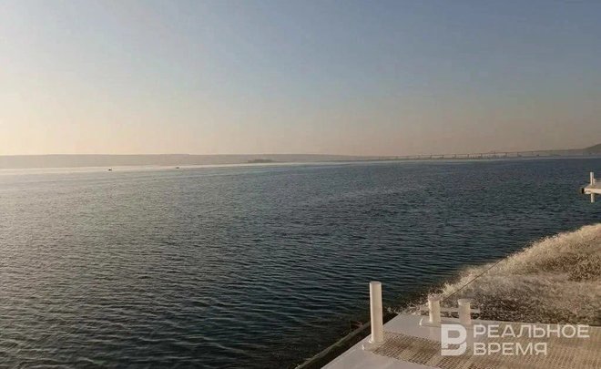 Севшая на мель в Татарстане баржа продолжила движение