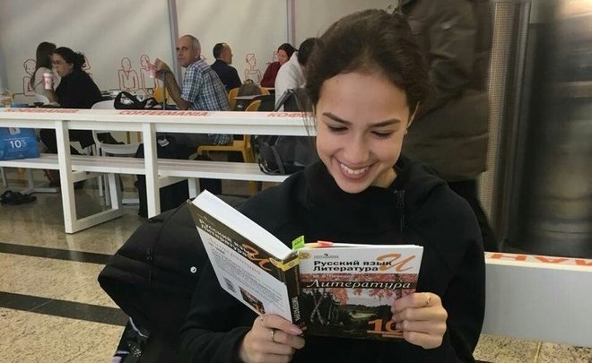 Загитова показала, как готовится к ЕГЭ во время самоизоляции в Казани