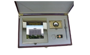 Аппарат президента РТ закажет 30 сувенирных наборов и 100 брелоков с символикой Госсовета РТ за 122 тыс. рублей
