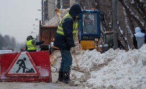 Власти Саратова подтвердили информацию о школьном субботнике с уборкой снега в мешки