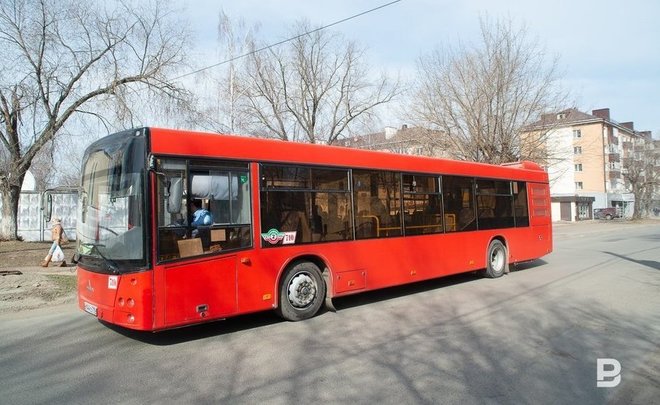 Из-за сильного ветра дерево упало на казанский автобус №47