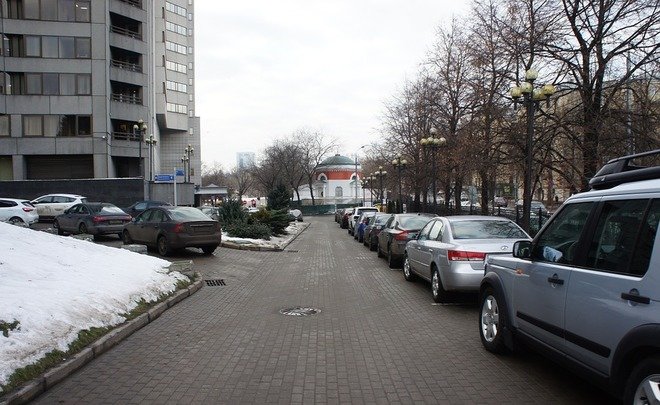 Госдума РФ может разрешить штрафовать автомобилистов за парковку на газонах