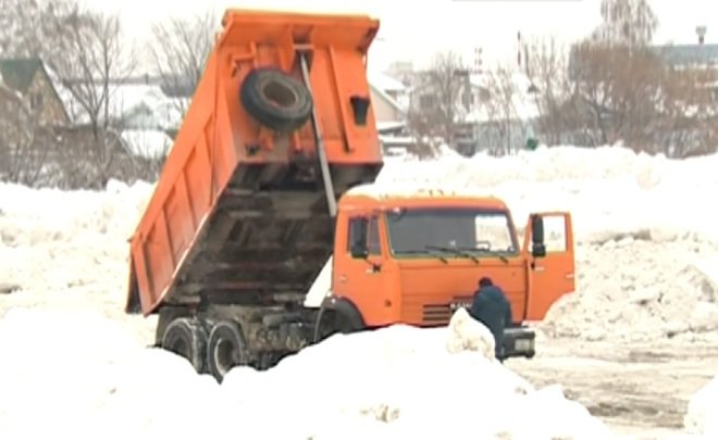 Коммунальщики Казани свозят убираемый снег в поселок Дальний